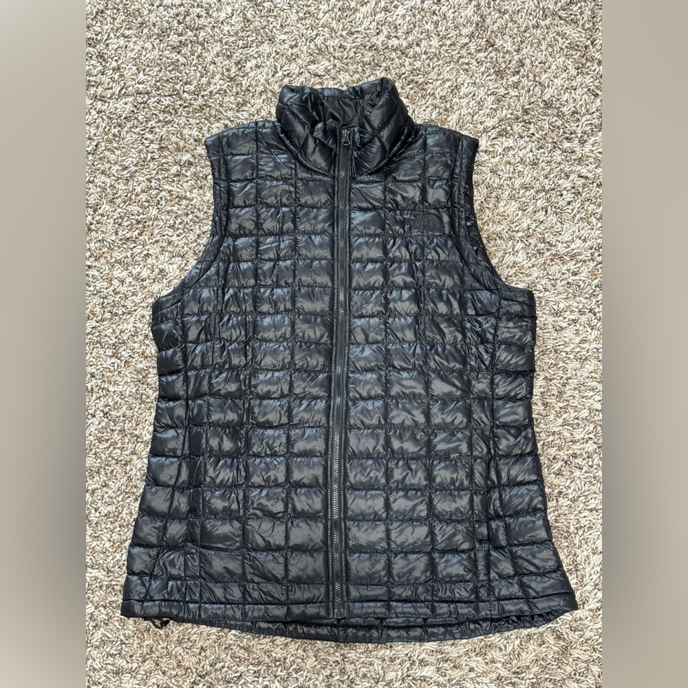 Black North Face vest, size medium.